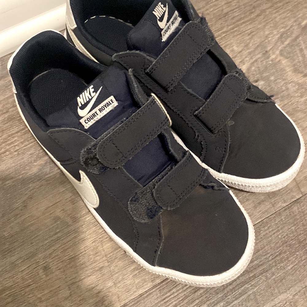 Kids Nike navy and white sneakers size 2